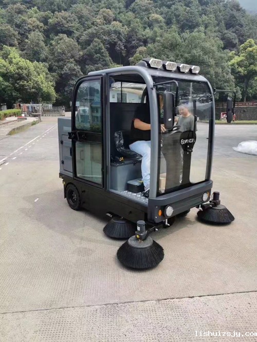 驾驶式扫地车_BETVICTOR伟德电竞在线客服清洁案例展示