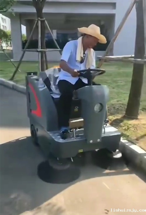 BETVICTOR伟德电竞在线客服驾驶式扫地机