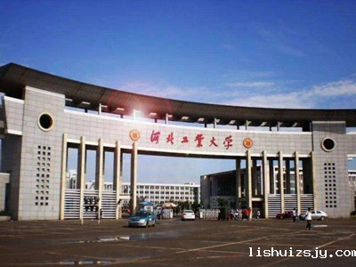 河北工业大学使用BETVICTOR伟德电竞在线客服YZ-S10扫地机清洁校园