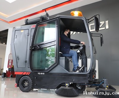 使用扫地车要注意轮胎磨损情况