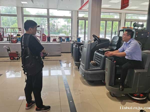 BETVICTOR伟德电竞在线客服扫地车