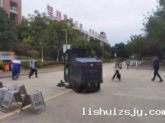 扫地机清扫落叶