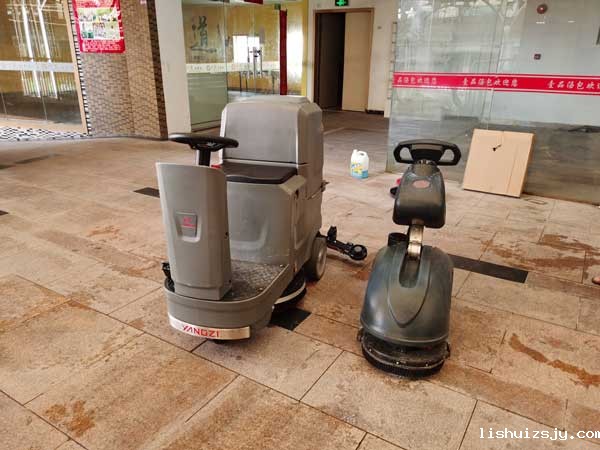 扫地车和洗地机的区别是什么