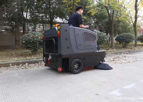 怎样选择小型电动扫地车