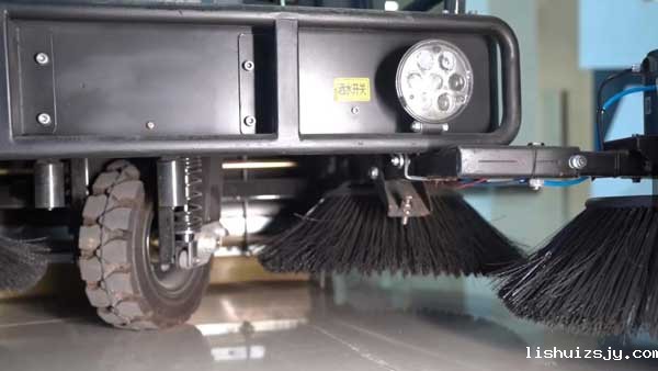 驾驶式电动扫地车清扫洁净度下降的原因