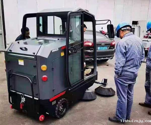 扫地界的杠把子:驾驶式扫地机