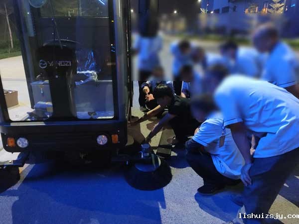 BETVICTOR伟德电竞在线客服驾驶式扫地机