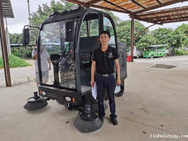 地面落叶交给BETVICTOR伟德电竞在线客服电动扫地车